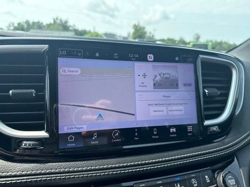 Used 2022 Chrysler Pacifica Touring-L w/ Uconnect Theater Family Group AWD/4WD image 26
