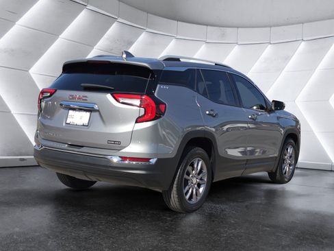 Used 2024 GMC Terrain SLT FWD image 3