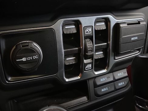 Used 2025 Jeep Gladiator Sport AWD/4WD image 22