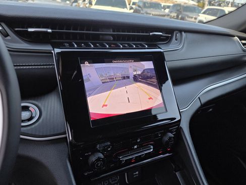 Certified 2025 Jeep Grand Cherokee Altitude AWD/4WD image 14