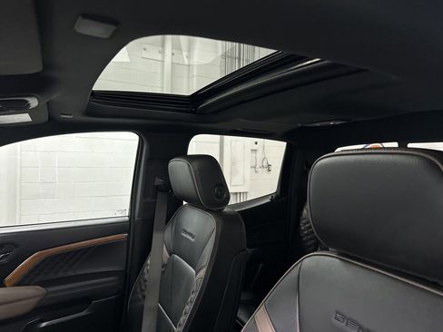 Used 2024 GMC Canyon Denali image 33