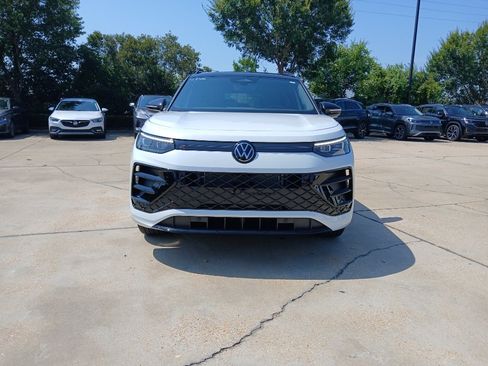 New 2026 Volkswagen Tiguan SE R-Line FWD image 2
