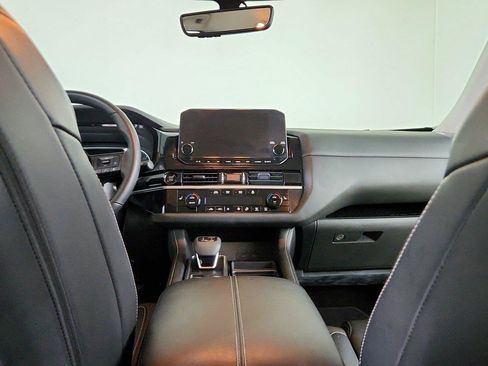 Used 2025 Nissan Pathfinder SL FWD image 20