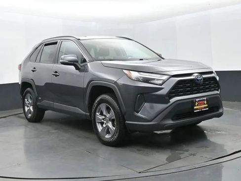 Used 2022 Toyota RAV4 XLE w/ Convenience Package AWD/4WD image 2