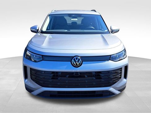 New 2025 Volkswagen Tiguan SE FWD image 2