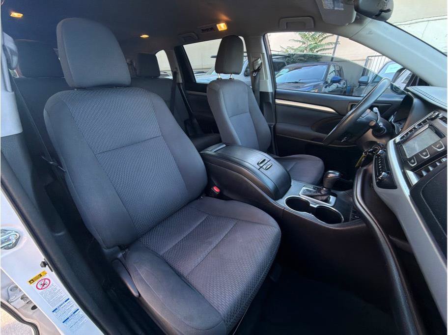 Used 2018 Toyota Highlander LE w/ Carpet Mat Package (TMS) AWD/4WD image 4