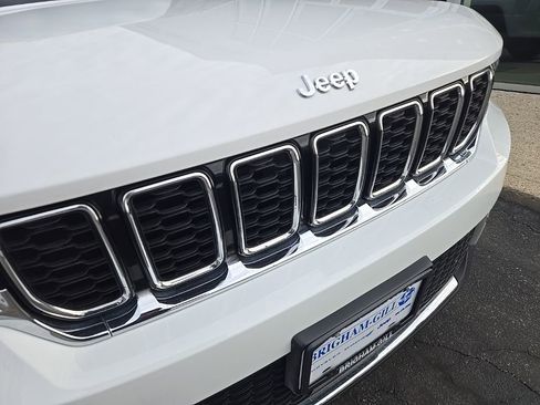 Used 2023 Jeep Grand Cherokee Limited image 3