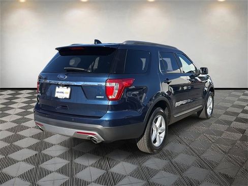 Used 2017 Ford Explorer XLT image 5