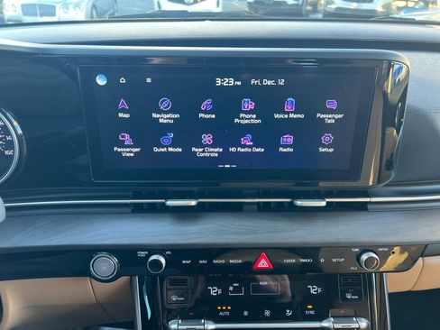 Used 2022 Kia Carnival EX image 20