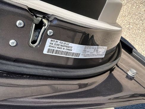 Used 2023 Chrysler Pacifica Touring-L FWD image 22
