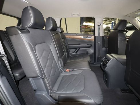 Used 2025 Volkswagen Atlas SE image 24