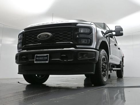 New 2026 Ford F250 Lariat w/ Black Appearance Package image 44