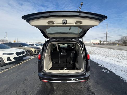 Used 2020 Chrysler Pacifica Touring-L image 18