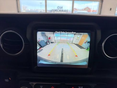 Used 2021 Jeep Wrangler Unlimited Sahara w/ Uconnect 4C Nav & Sound Group AWD/4WD image 4