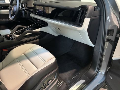 Used 2025 Porsche Cayenne image 31