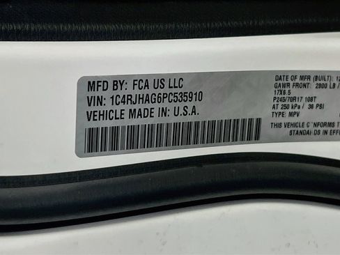 Used 2023 Jeep Grand Cherokee Laredo AWD/4WD image 29