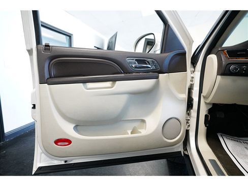 Used 2014 Cadillac Escalade Platinum RWD image 18