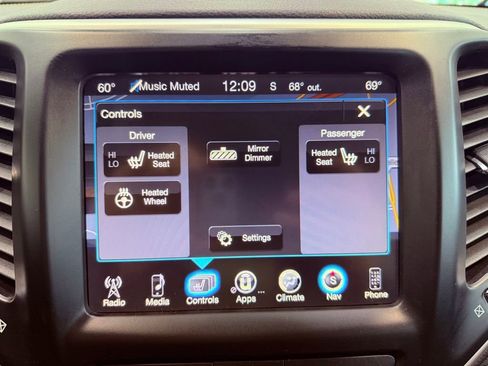 Used 2018 Jeep Cherokee Latitude Plus w/ Comfort/Convenience Group FWD image 24