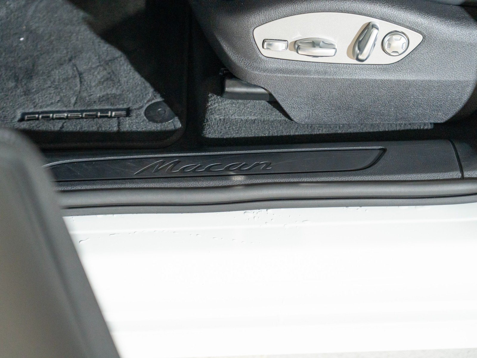 Certified 2026 Porsche Macan AWD/4WD image 12