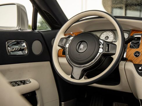 Used 2018 Rolls-Royce Dawn RWD image 38