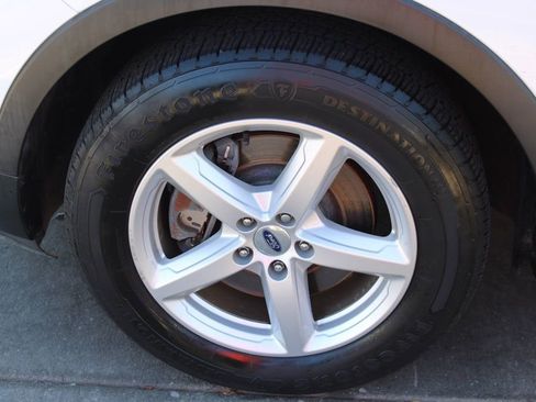 Used 2018 Ford Explorer XLT image 11