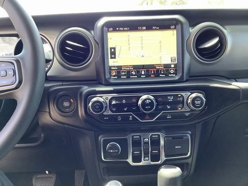 Used 2023 Jeep Gladiator Willys image 17