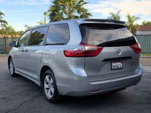 Used 2020 Toyota Sienna L image 4