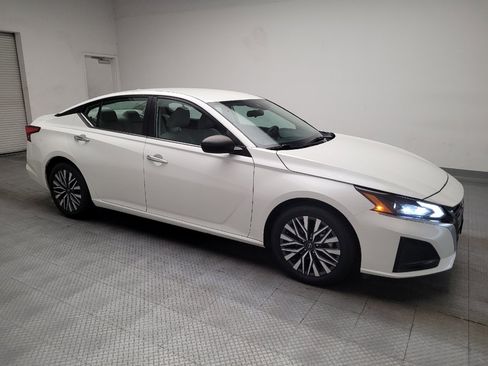 Used 2024 Nissan Altima 2.5 SV FWD image 11