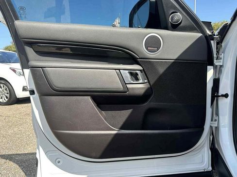 Used 2018 Land Rover Discovery SE image 14