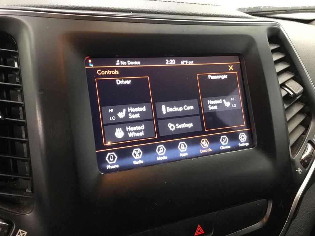 Used 2019 Jeep Cherokee Latitude w/ Cold Weather Group FWD image 18