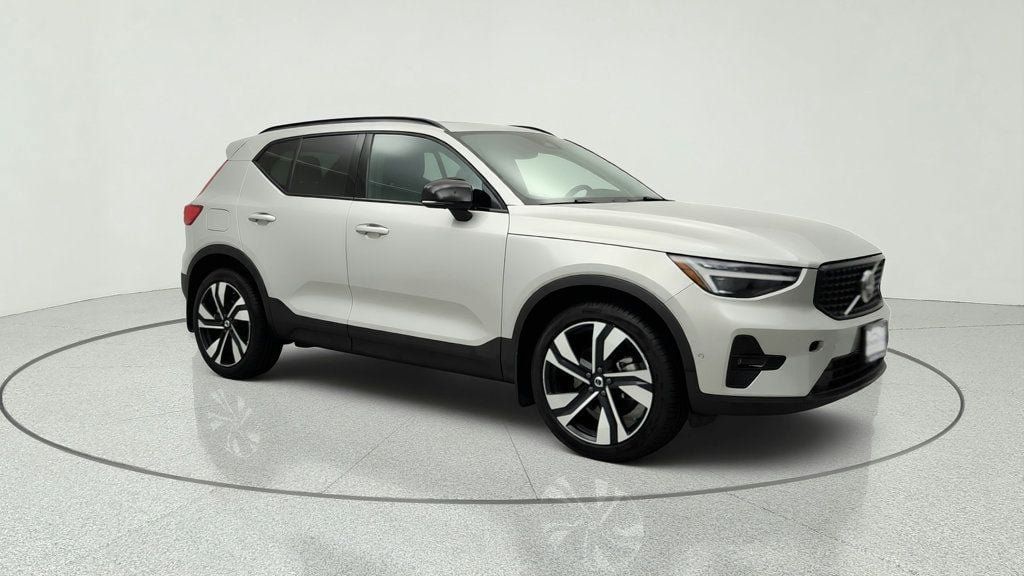 Used 2025 Volvo XC40 B5 Ultra w/ Climate Package AWD/4WD image 3