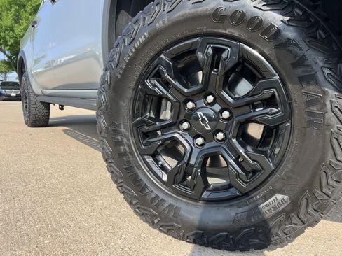 Used 2024 Chevrolet Silverado 1500 ZR2 w/ Technology Package image 9