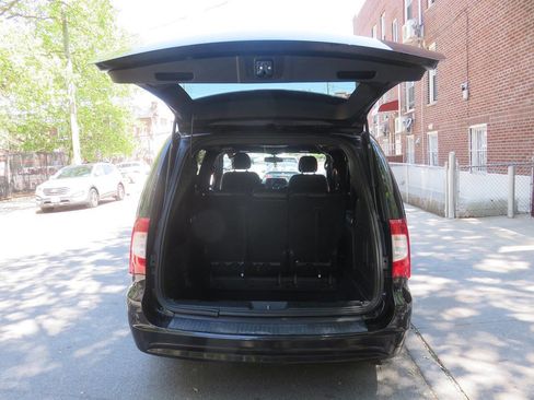 Used 2014 Chrysler Town & Country S FWD image 23