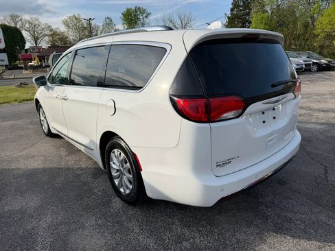 Used 2018 Chrysler Pacifica Touring-L Plus FWD image 10
