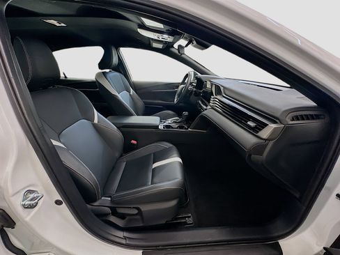 Used 2025 Toyota Camry SE image 32