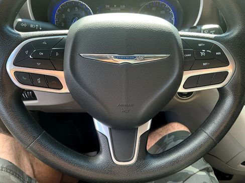 Used 2021 Chrysler Voyager Lxi image 10