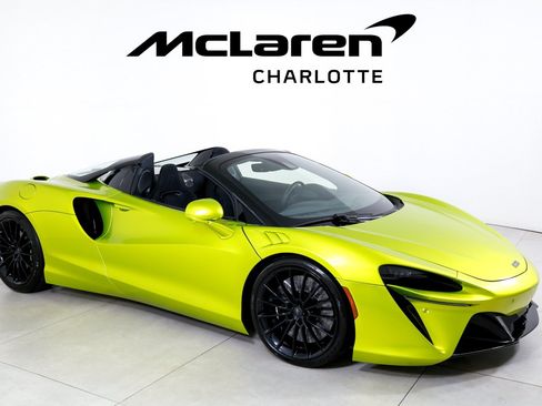 Used 2025 McLaren Artura Spider RWD image 2