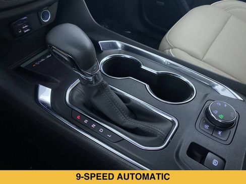 Used 2023 Chevrolet Traverse Premier AWD/4WD image 8