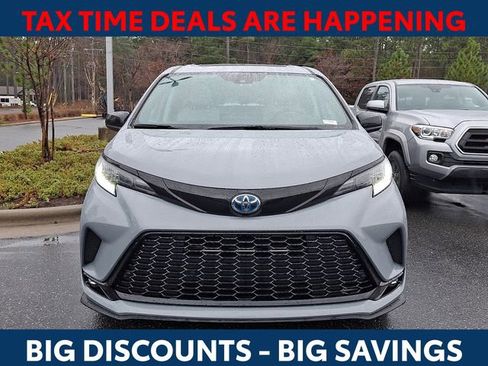 Used 2025 Toyota Sienna XSE w/ XSE Plus Package image 3