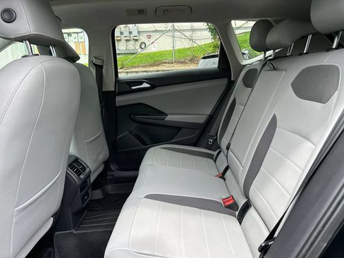 Used 2022 Volkswagen Taos SE w/ Panoramic Sunroof Package FWD image 24