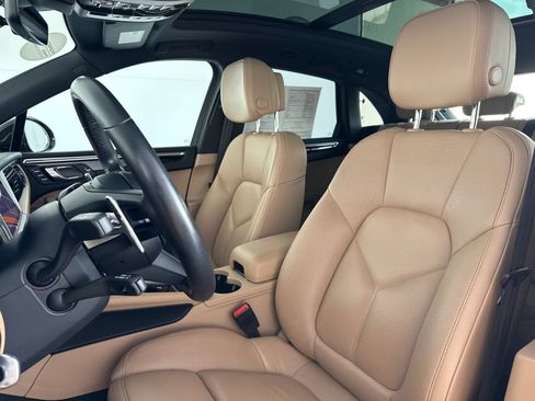 Certified 2022 Porsche Macan AWD/4WD image 5