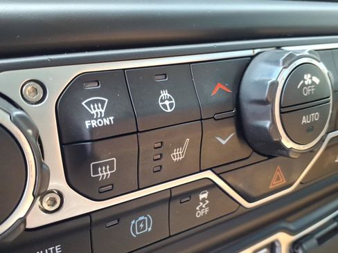 Used 2023 Jeep Wrangler Unlimited Sahara w/ Cold Weather Group AWD/4WD image 5