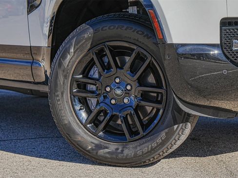 Used 2024 Land Rover Defender 130 X-Dynamic SE image 2