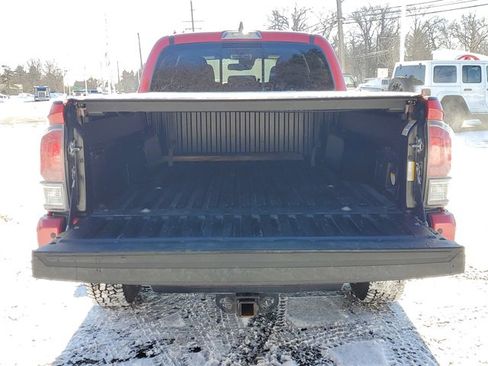 Used 2022 Toyota Tacoma TRD Off-Road image 9