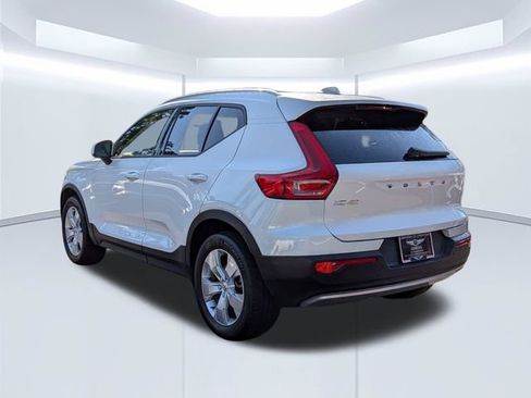 Used 2021 Volvo XC40 T4 Momentum w/ Premium Package FWD image 7