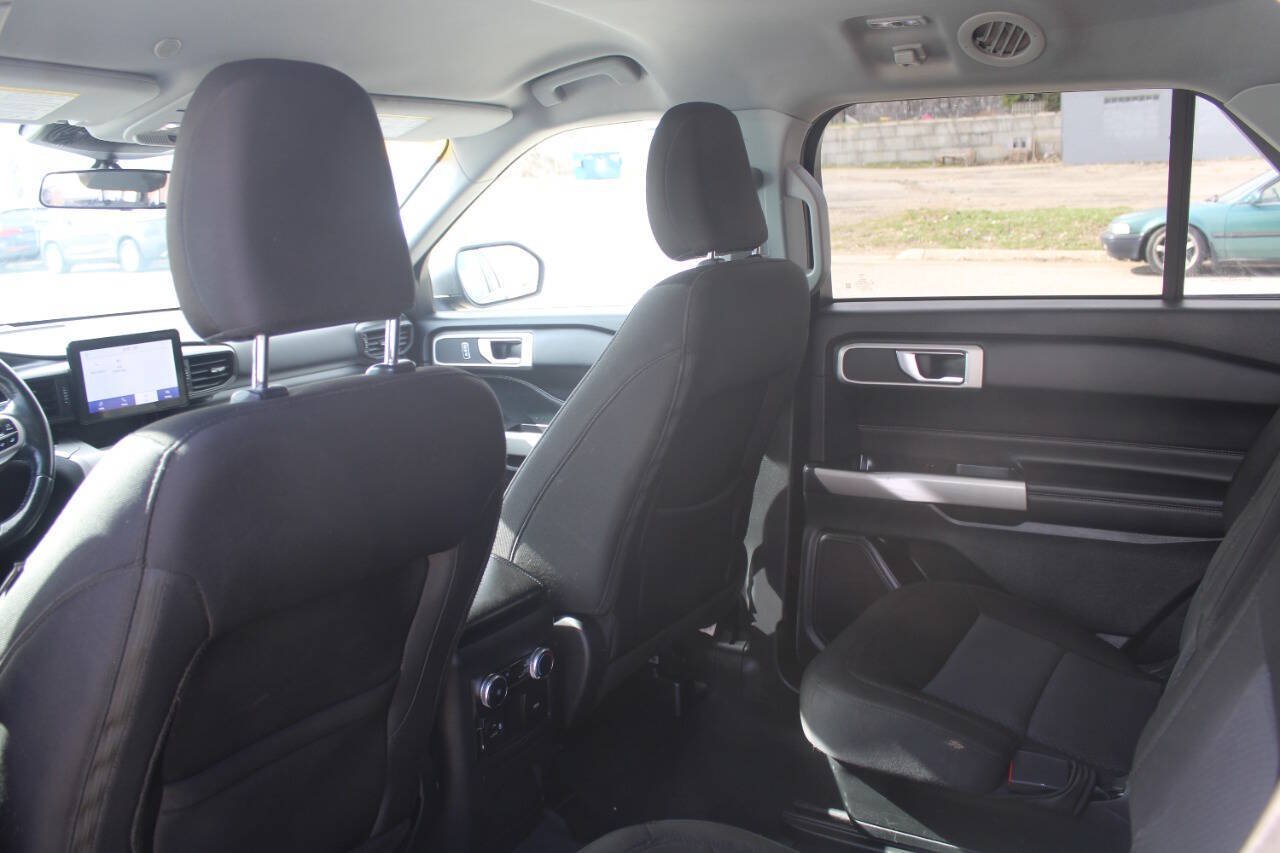 Used 2022 Ford Explorer XLT AWD/4WD image 16