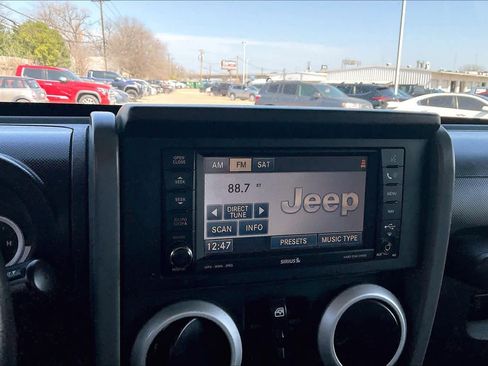 Used 2010 Jeep Wrangler Unlimited Sahara image 27