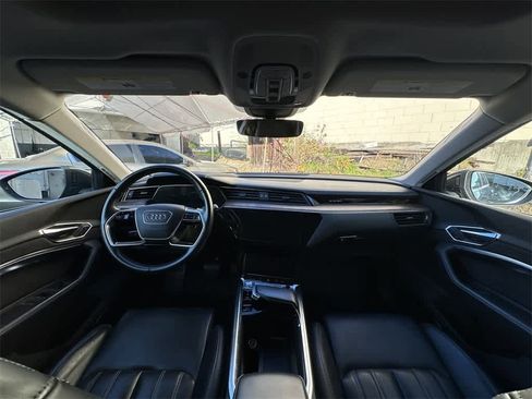 Used 2019 Audi e-tron Prestige w/ Prestige Package image 10