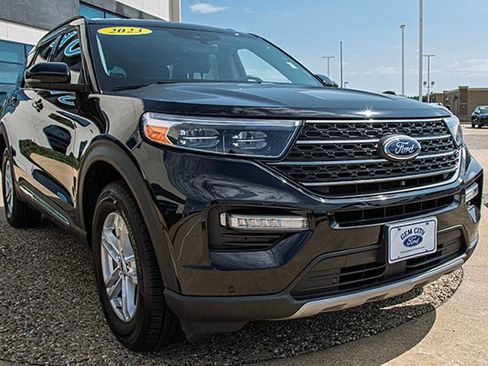 Used 2023 Ford Explorer XLT w/ Equipment Group 202A image 7