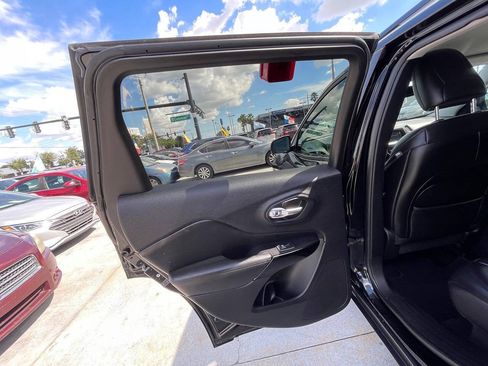 Used 2019 Jeep Cherokee Latitude Plus AWD/4WD image 11